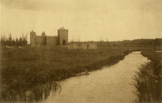 221970 Afbeelding van de gereconstrueerde burcht Renesse van Rijnauwen, op het feestterrein tussen de Koningsweg en de ...